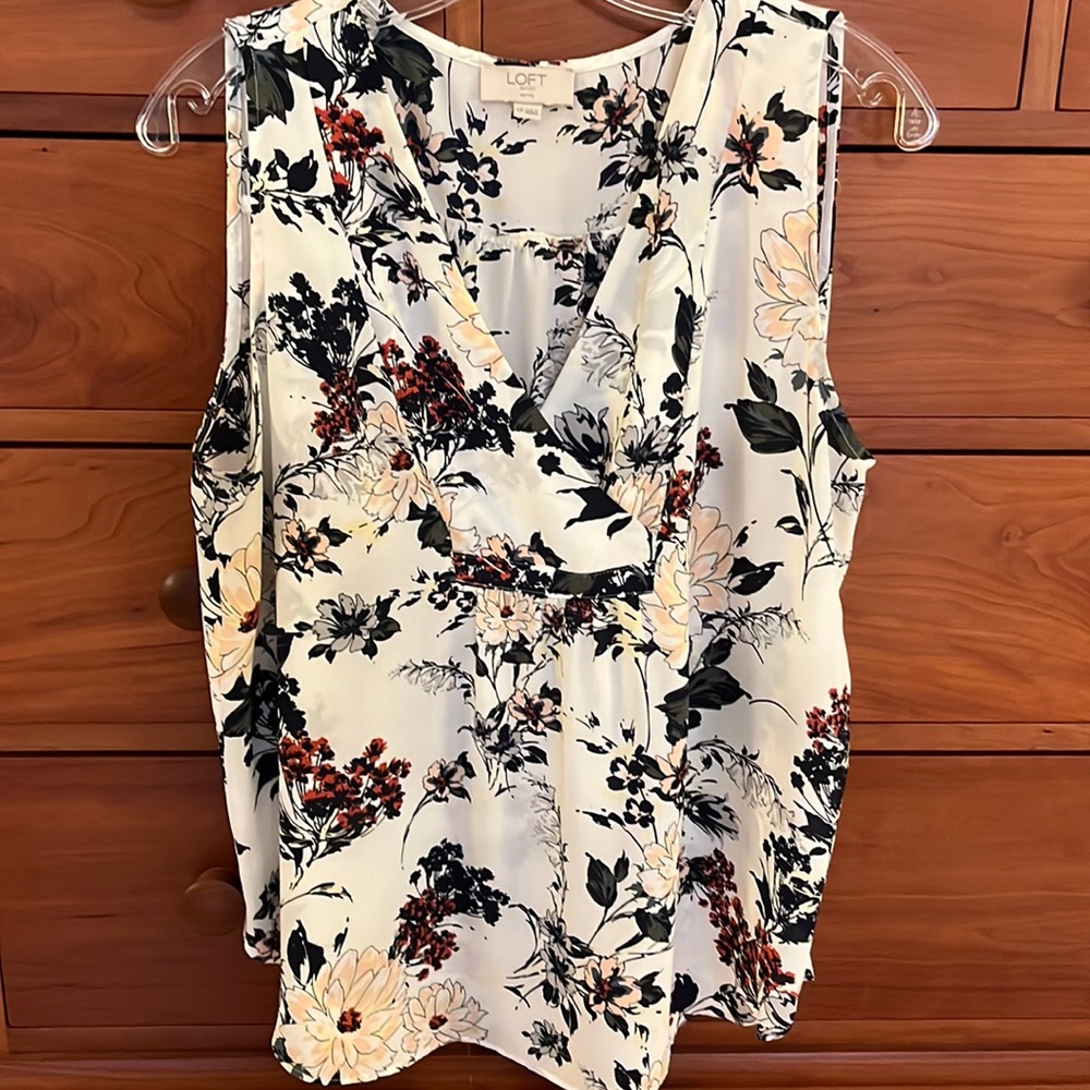 LOFT petite L blouse, floral sleeveless v-neck, pretty dark and light colors